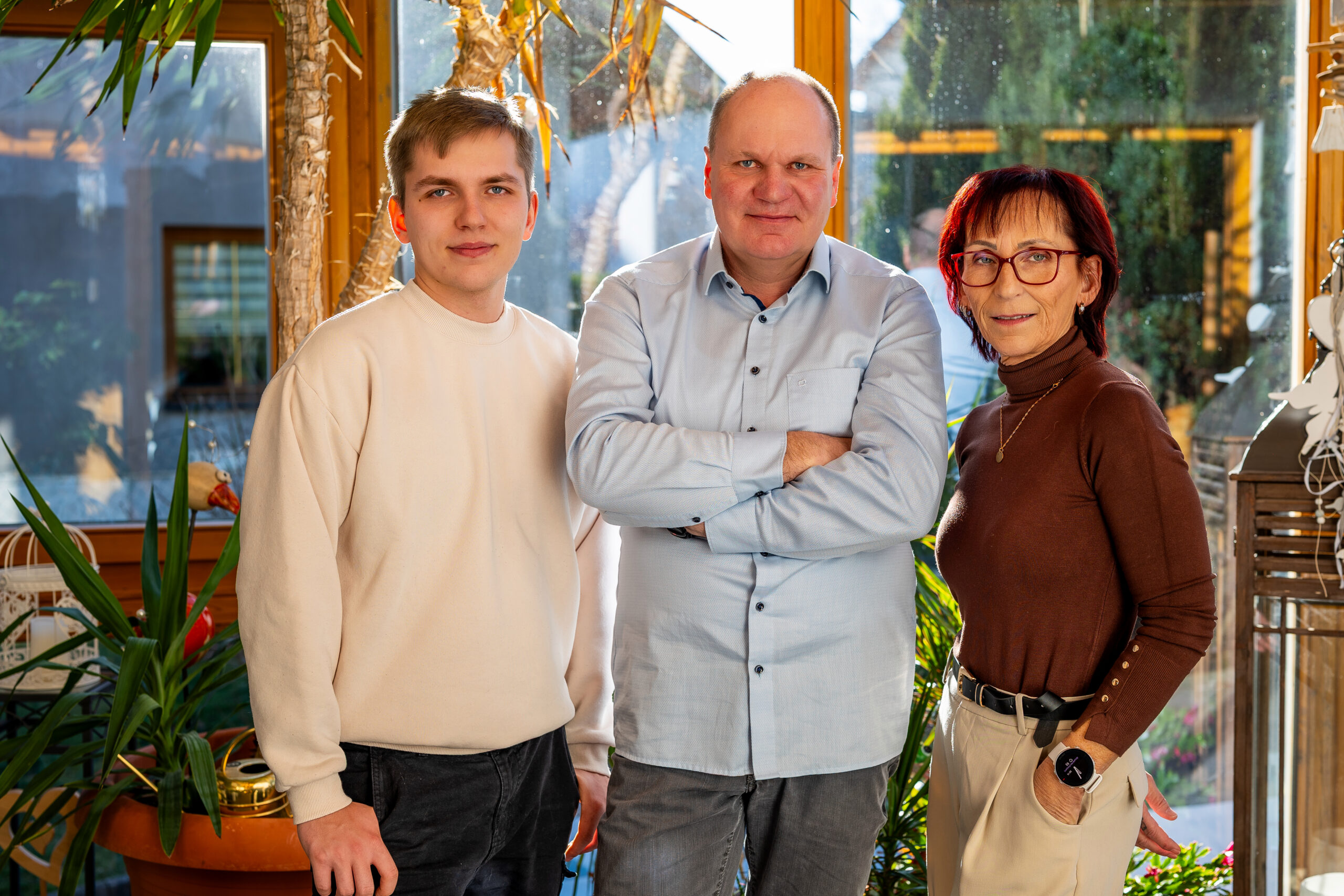 Zwei Männer und eine Frau.