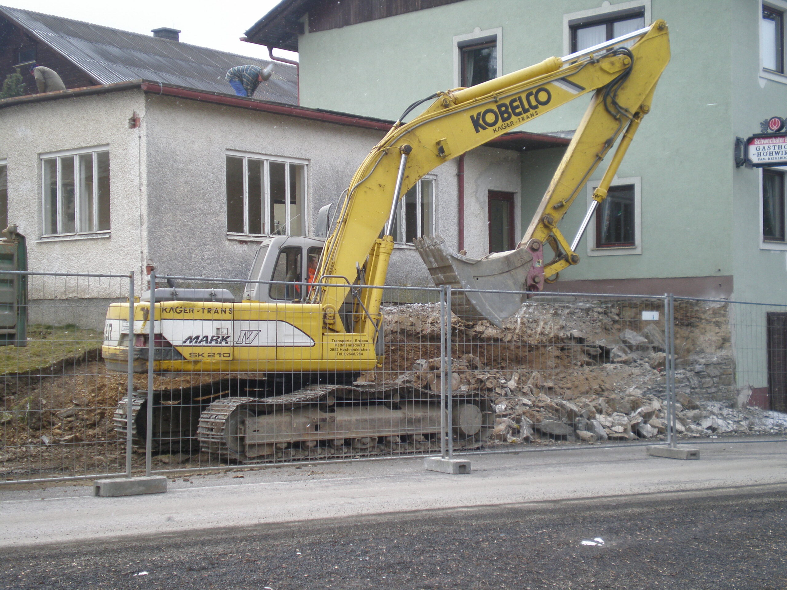 gelber Kobelco Bagger