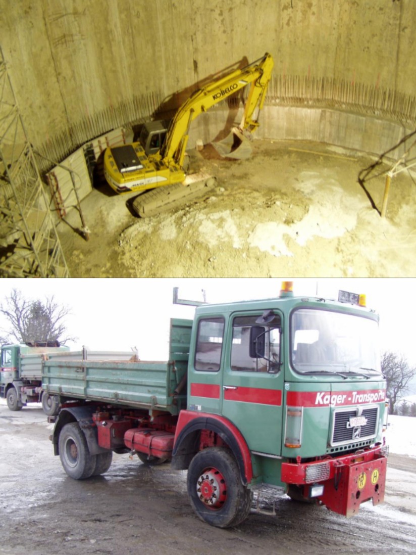 Ein gelber Kettenbagger in einer tiefen Grube und grüne Lkws auf schlammiger Fahrbahn. 